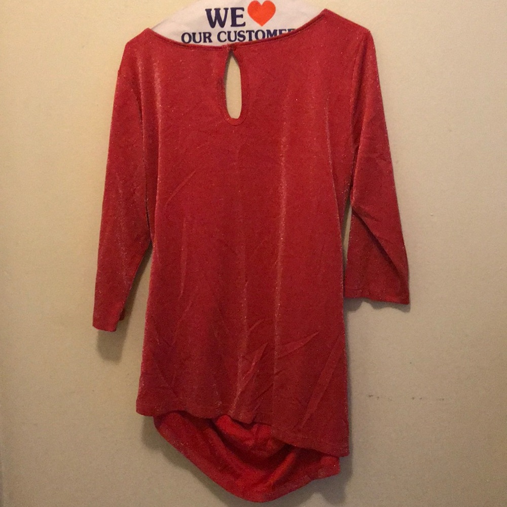 Red blouses - Picture 3 of 3